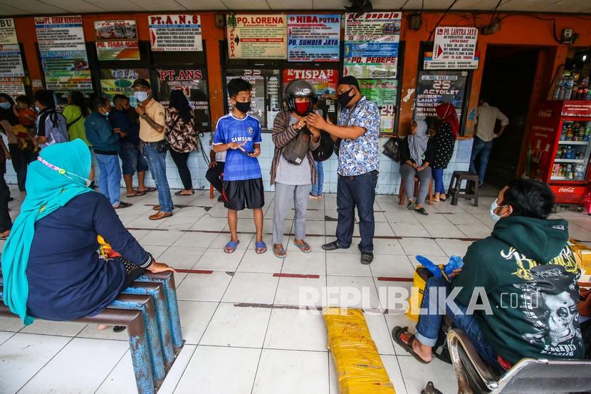 Calon penumpang membeli tiket bus di loket Terminal Kalideres, Jakarta, Jumat (16/4). Otoritas Jasa Keuangan mencatat pertumbuhan kredit paling besar pada tahun ini adalah di sektor transportasi, sebesar 9,55 persen.