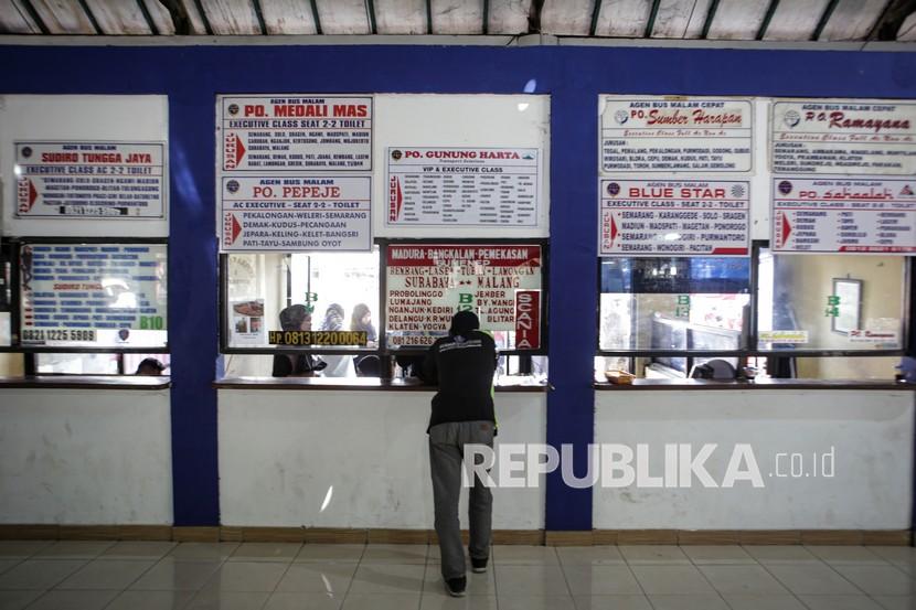 Calon penumpang membeli tiket bus di Terminal Tipe A Poris Plawad, Kota Tangerang, Banten. (ilustrasi)