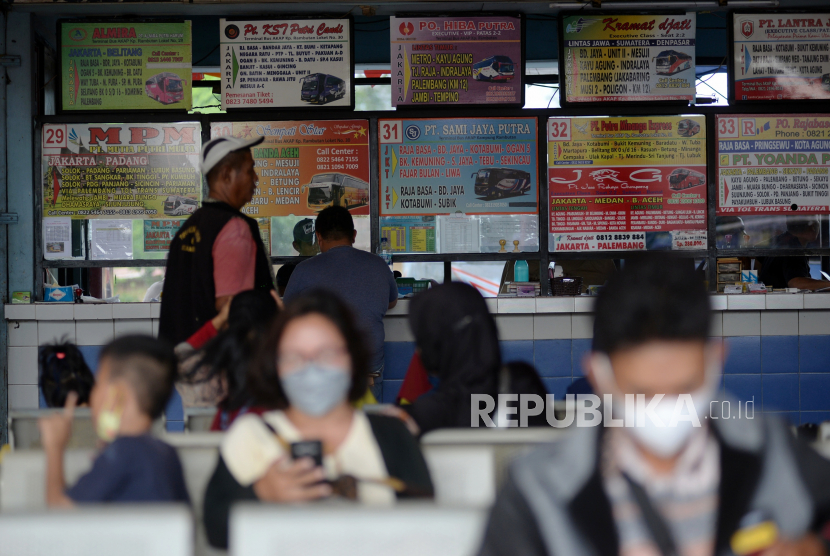 Calon penumpang membeli tiket di loket bus di Terminal Kampung Rambutan, Jakarta, Rabu (20/4/2022). 