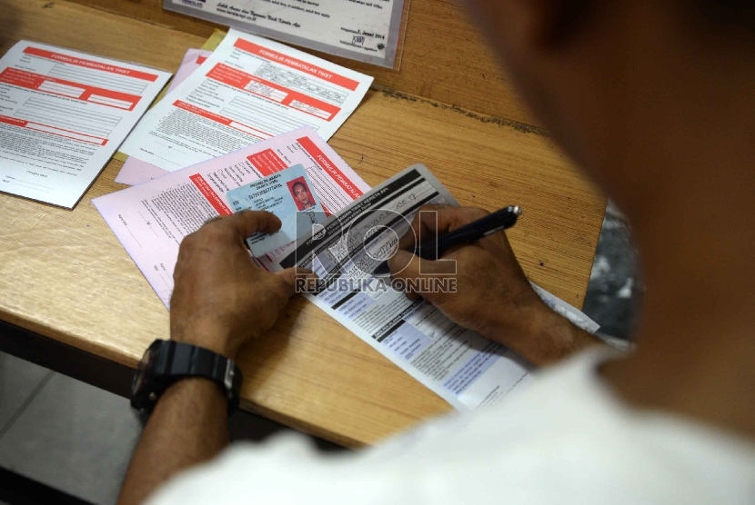 Calon penumpang membeli tiket Kereta Api . (Republika/Yasin Habibi)