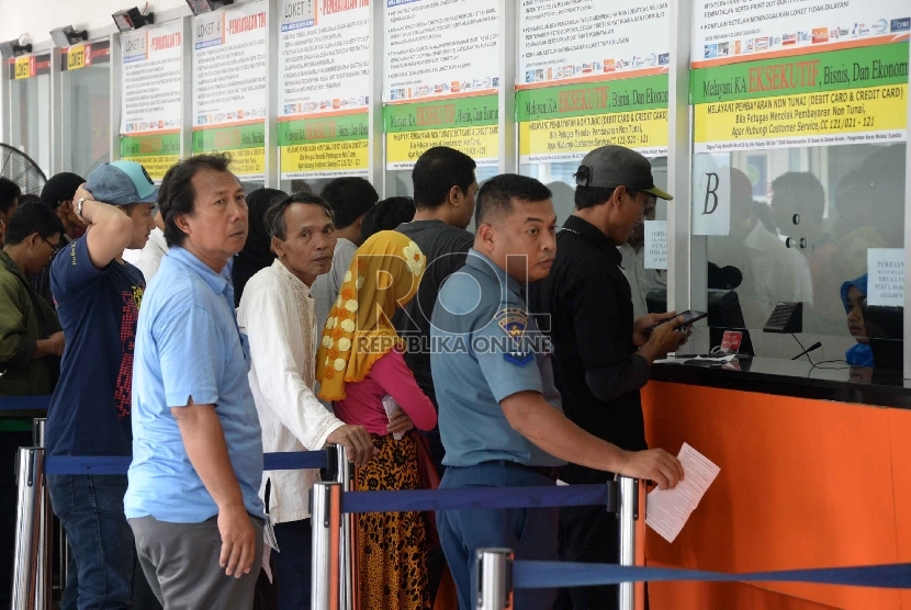 Calon penumpang membeli tiket Kereta Api di Stasiun Pasar Senen, Jakarta (29/6). (Republika/Yasin Habibi)
