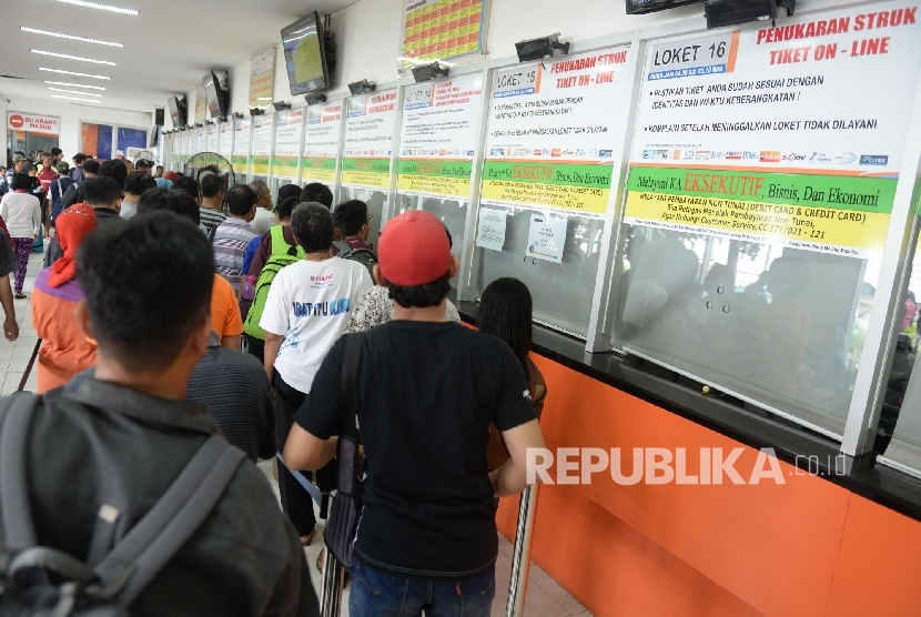 Calon penumpang membeli tiket kereta api di Stasiun Senen, Jakarta, Senin (2/5).  (Republika/Wihdan Hidayat)