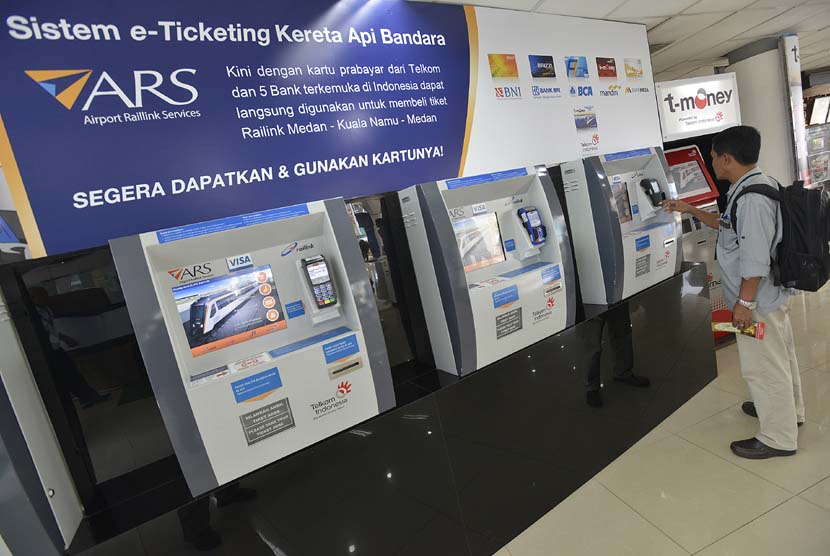   Calon penumpang membeli tiket kereta api melalui mesin e-Ticketing di Stasiun Besar Kereta Api Indonesia (KAI) Medan, Kamis (27/3). (Antara/Widodo S. Jusuf)