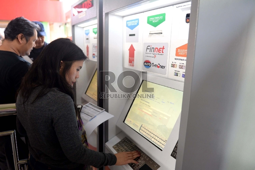  Calon penumpang membeli tiket kereta api menggunakan EKios Tiket KAI di Stasiun Gambir, Jakarta, Kamis (3/9).