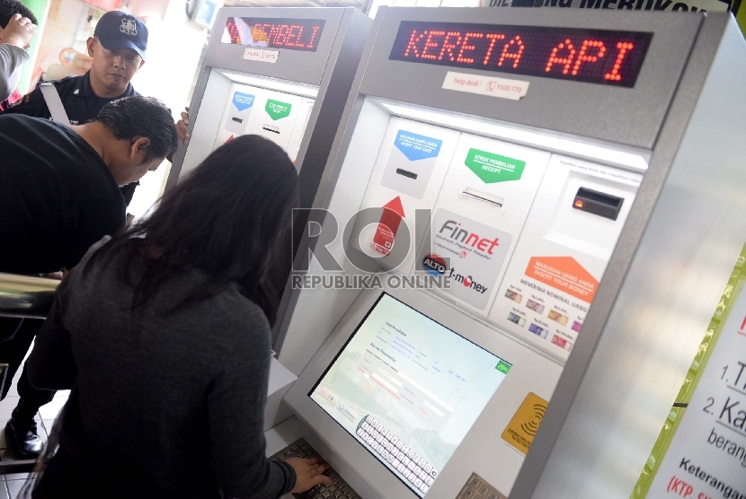 Calon penumpang membeli tiket kereta api menggunakan EKios Tiket KAI di Stasiun Gambir, Jakarta, Kamis (3/9).