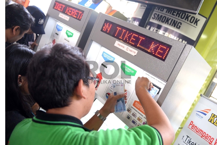 Calon penumpang membeli tiket kereta api menggunakan EKios Tiket KAI di Stasiun Gambir, Jakarta, Kamis (3/9).