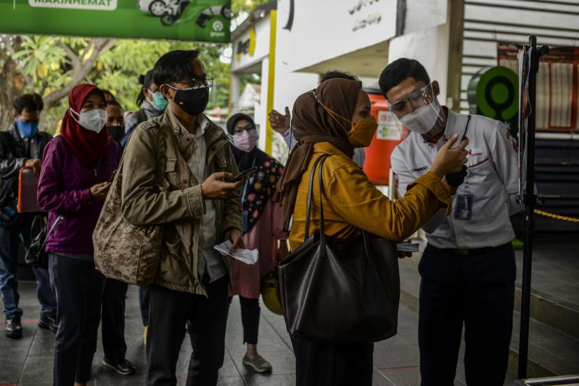 Calon penumpang memindai kode batang (QR Code) untuk menaiki KRL di Stasiun Manggarai, Jakarta.