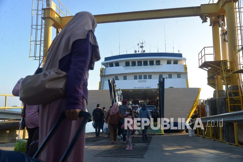 Calon penumpang menaiki kapal KMP BRR sebelum keberangkatan di pelabuhan penyeberangan Ulee Lheue, Banda Aceh, Aceh. Ditjen Perhubungan Darat Kementerian Perhubungan (Kemenhub) memprediksi adanya kenaikan pergerakan penumpang transportasi penyeberangan pada masa angkutan Natal dan Tahun Baru 2022/2023. Pergerakan penumpang dan kendaraan pada Nataru 2022/2022 diprediksi rata-rata naik sebesar tujuh persen dibandingkan periode yang sama tahun sebelumnya. 