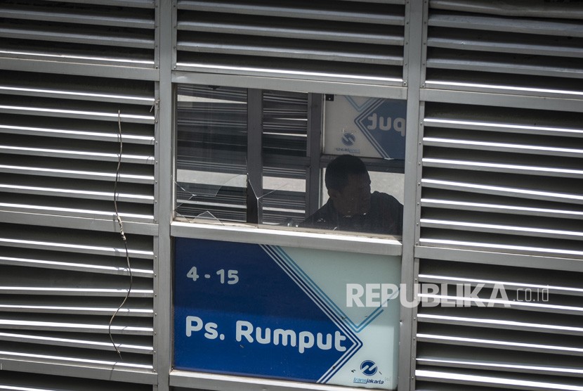 Calon penumpang menanti kedatangan bus TransJakarta di Halte Pasar Rumput. Halte Pasar Rumput kini telah selesai direvitalisasi.