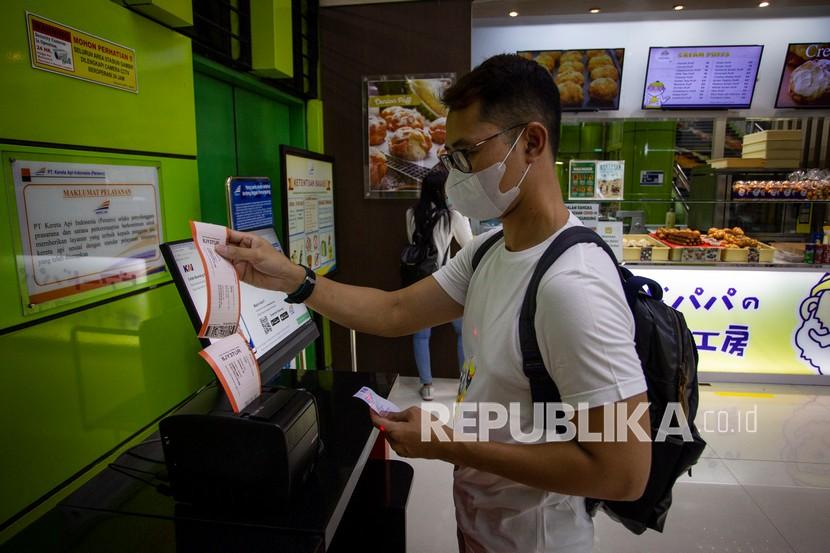 Calon penumpang mencetak tiket di Stasiun Gambir, Jakarta. (Ilustrasi)