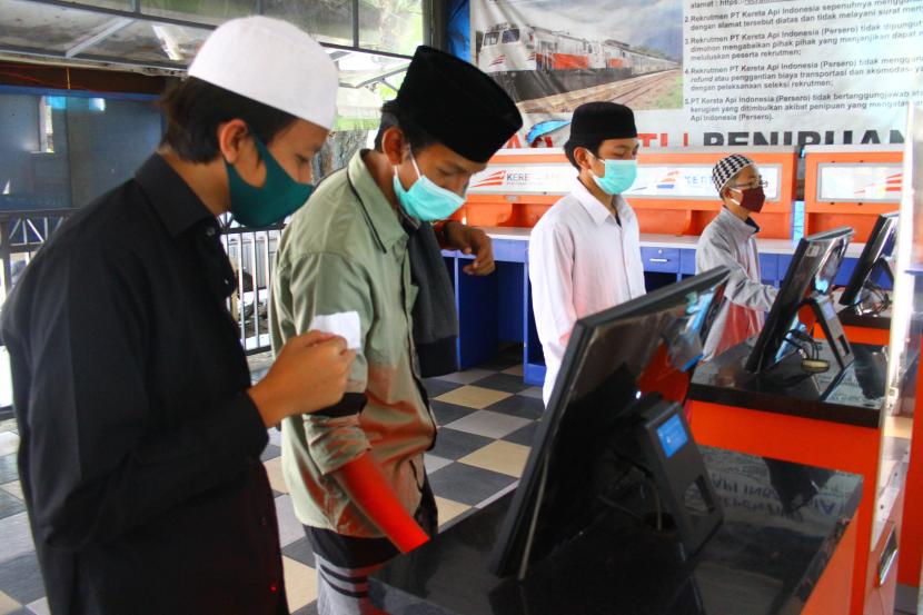 Calon penumpang mencetak tiket kereta api di Stasiun Kotabaru, Malang, Jawa Timur, Selasa (27/4/2021). PT KAI (Persero) mencatat penjualan tiket kereta api jarak jauh (KAJJ) untuk keberangkatan sebelum larangan mudik yakni tanggal 22 April sampai dengan 5 Mei 2021, secara rata-rata sudah terjual sebanyak 40 persen dari 48 ribu tiket yang disediakan per hari. 