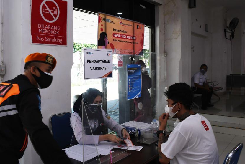 Calon penumpang mendaftarkan diri untuk mendapatkan suntikan vaksin COVID-19 di Stasiun Kereta Api (KA) Madiun, Jawa Timur, Senin (5/7/2021). PT KAI Daerah Operasi 7 Madiun bekerja sama dengan Dinas Kesehatan TNI AD memfasilitasi vaksinasi COVID-19 dosis pertama bagi calon penumpang sebagai salah satu persyaratan untuk menumpang KA saat penerapan Pemberlakuan Pembatasan Kegiatan Masyarakat (PPKM) Darurat guna pencegahan penularan COVID-19.