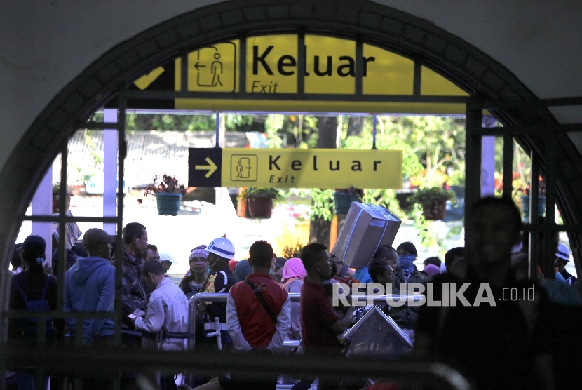  Calon penumpang mengantre di depan pintu keberangkatan Stasiun Pasar Senen, Jakarta, Selasa (20/6).