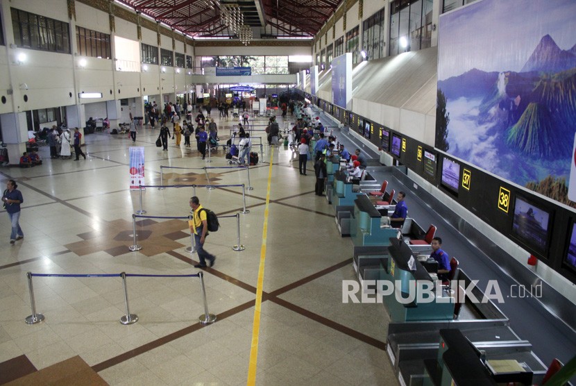 Calon penumpang mengantre di loket check in Bandara Internasional Juanda Surabaya di Sidoarjo, Jawa Timur, Senin (20/5/2019).