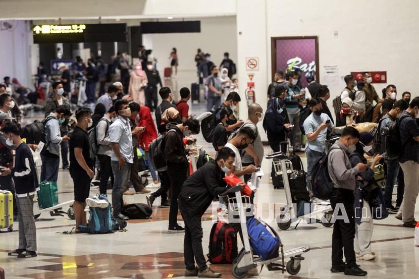 Calon penumpang mengantre di loket check in Bandara Internasional Juanda Surabaya di Sidoarjo, Jawa Timur (ilustrasi)