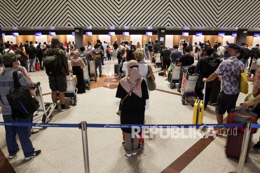 Calon penumpang mengantre di loket check in Bandara Internasional Juanda Surabaya di Sidoarjo, Jawa Timur