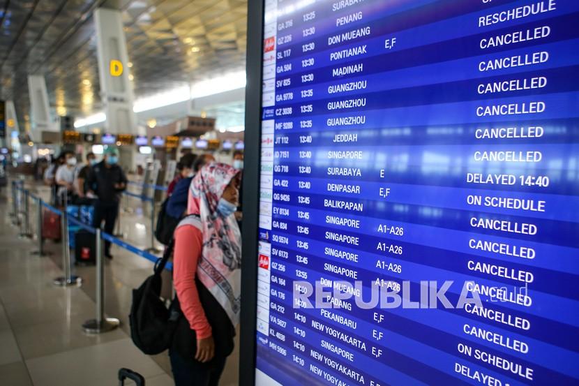 Calon penumpang mengantre di pelayanan tiket di Terminal 3 Bandara Soekarno Hatta, Tangerang, Banten, Selasa (10/11). Direktur Utama Garuda Indonesia Irfan Setiaputra memastikan penjualan tiket masih akan dibuka untuk penerbangan yang dikecualikan.