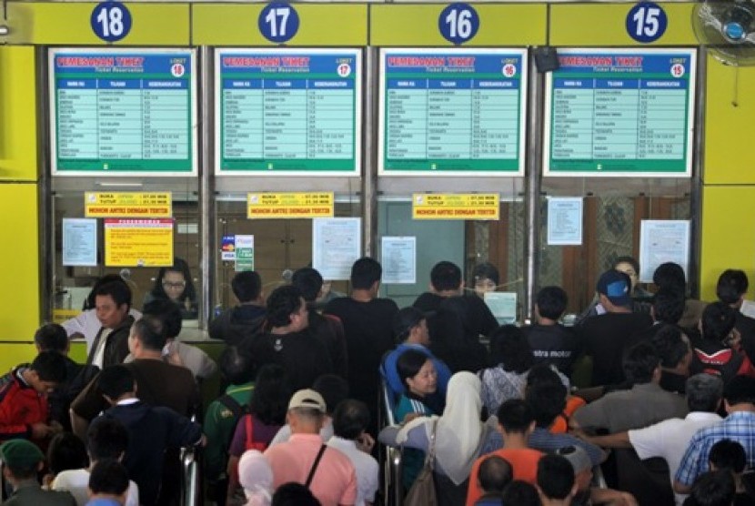 Calon penumpang mengantre pemesanan tiket di Stasiun Gambir, Jakarta, Kamis (7/6). Tiket kereta api untuk pemberangkatan H-4 dan H-3 Lebaran atau tanggal 16 dan 17 Agustus 2012 ludes terjual untuk semua jurusan di Jawa Timur dan Jawa Tengah. 
