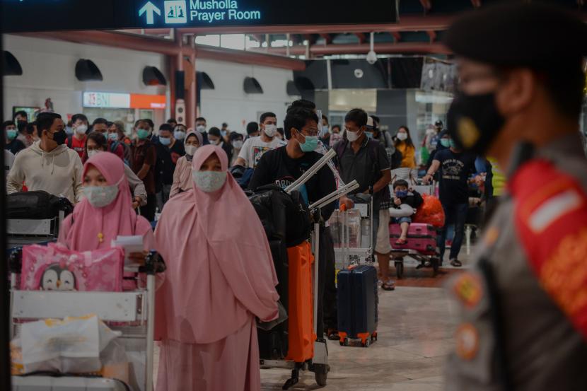 Calon penumpang mengantre saat melakukan validasi dokumen kesehatan di Terminal 2 Bandara Soekarno Hatta, Tangerang, Banten.