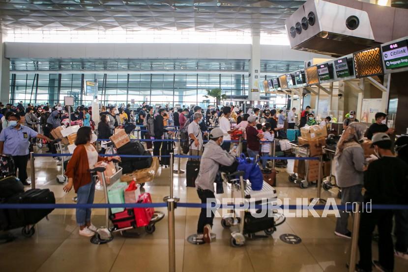 Calon penumpang mengantre untuk check in di Terminal 3 Bandara Soekarno Hatta, Tangerang, Banten, Kamis (17/12/2020). PT Angkasa Pura II (Persero) memprediksi lalu lintas angkutan udara sebanyak 2,1 juta penumpang pada periode angkutan Natal dan Tahun Baru 2021.
