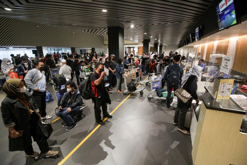 Calon penumpang mengantre untuk lapor diri di loket Bandara Internasional Juanda Surabaya di Sidoarjo, Jawa Timur.