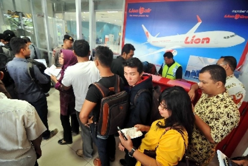 Calon penumpang mengantre untuk melakukan refund di Terminal 3 Bandara Soekarno-Hatta, Jumat (20/2). 