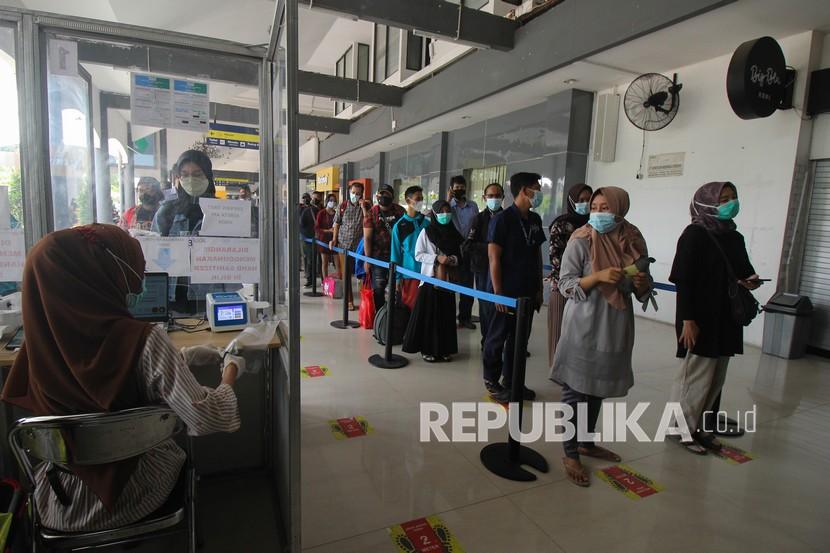 Calon penumpang mengantre untuk menjalani tes deteksi COVID-19 dengan metode GeNose C19 di Stasiun Gubeng Surabaya, Jawa Timur