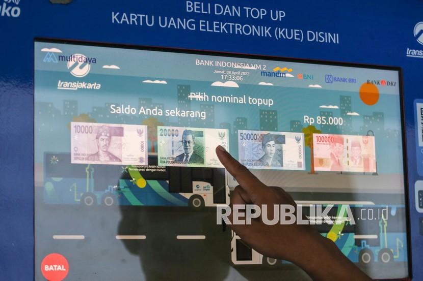 Calon penumpang mengisi ulang uang elektroniknya di Halte Transjakarta Bank Indonesia, Jakarta. (Ilustrasi)