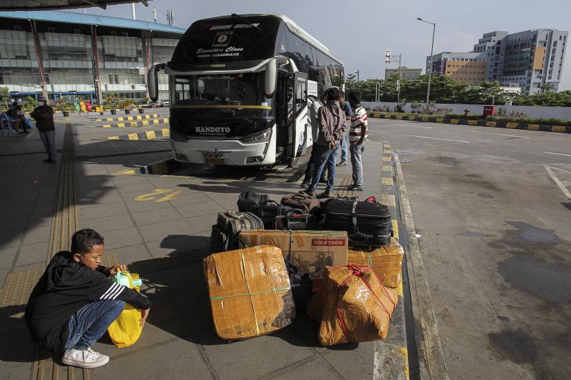 Calon penumpang menjaga barang bawaannya di Terminal Terpadu Pulo Gebang, Jakarta, Ahad (24/4/2022). Data terakhir menunjukkan pada tanggal 23 April 2022 jumlah keberangkatan penumpang di Terminal Terpadu Pulo Gebang mencapai 1.184 orang per harinya dengan 166 bus yang digunakan.