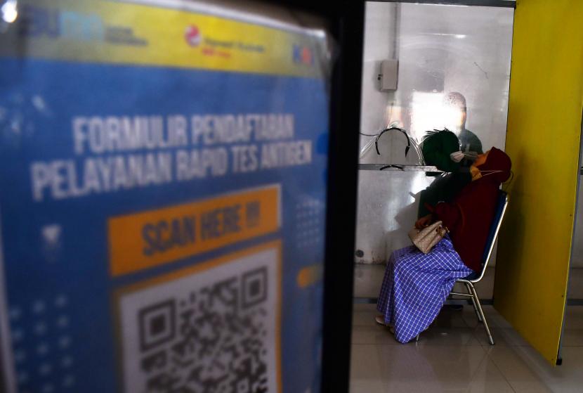 Calon penumpang menjalani tes cepat antigen Covid-19 di Stasiun Kereta Api (KA) Madiun, Jawa Timur, Senin (1/8/2022). Pemerintah diserukan untuk meningkatkan surveilans di tengah pemberlakuan PPKM level 1.