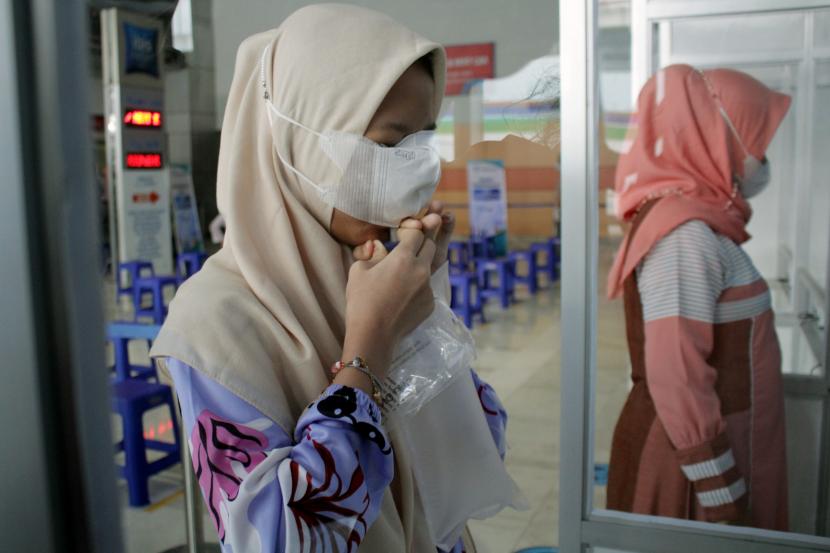 Calon penumpang menjalani tes deteksi COVID-19 dengan metode GeNose C19 di Bandara Internasional Sultan Hasanuddin, Maros, Sulawesi Selatan, Ahad (18/4/2021). 