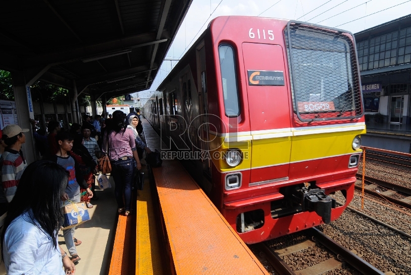 Calon penumpang menunggu commuter line jurusan Bogor berhenti di Stasiun Pasar Senen, Jakarta Pusat, Selasa (31/3).