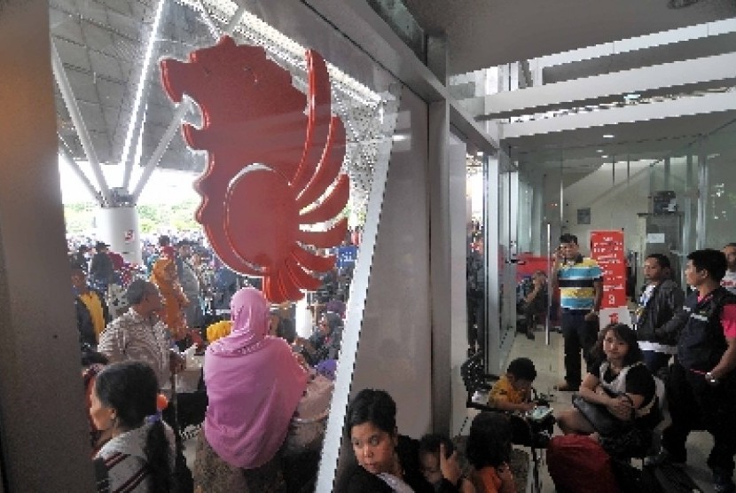 Calon penumpang menunggu di depan loket maskapai Lion Air di Terminal 1B Bandara Soekarno-Hatta, Jumat (20/2).