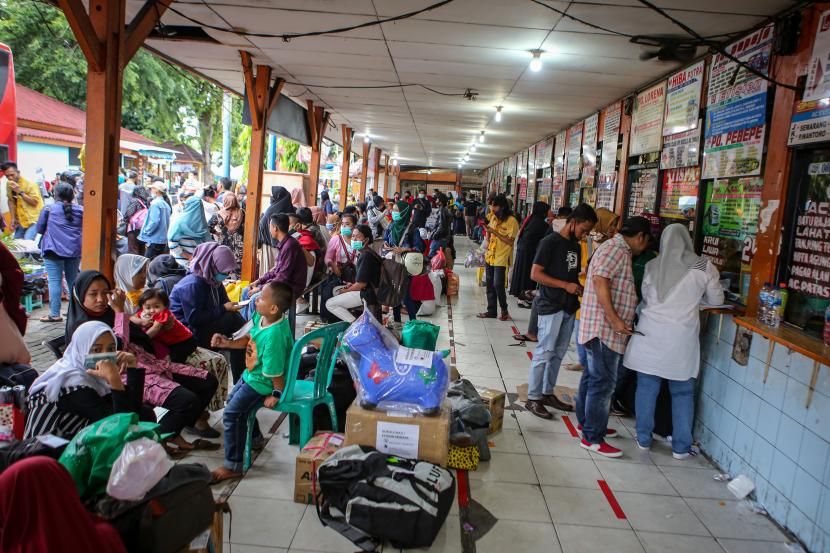 Tes Cepat Antigen Terminal Kalideres Dibanderol Rp 150 Ribu. Calon penumpang menunggu jadwal keberangkatan bus di Terminal Kalideres, Jakarta, Ahad (20/12/2020). Menjelang Natal dan Tahun Baru 2021, terminal tersebut terpantau ramai. 