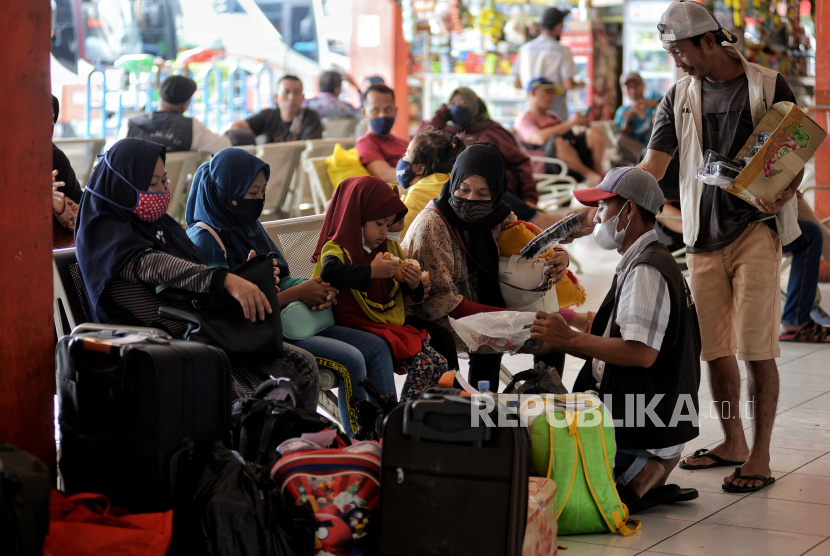 Calon penumpang menunggu jam keberangkatan bus di Terminal Kampung Rambutan, Jakarta.