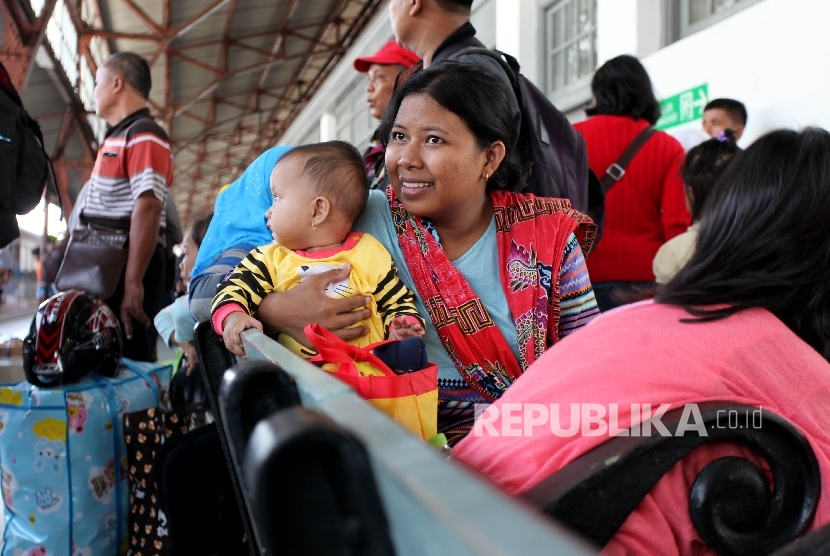  Calon penumpang menunggu keberangkatan kereta di Stasiun Pasar Senen, Jakarta, Selasa (20/6). 