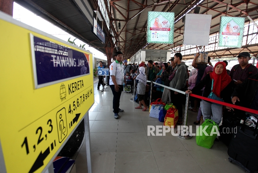  Calon penumpang menunggu keberangkatan kereta di Stasiun Pasar Senen, Jakarta, Selasa (20/6). 