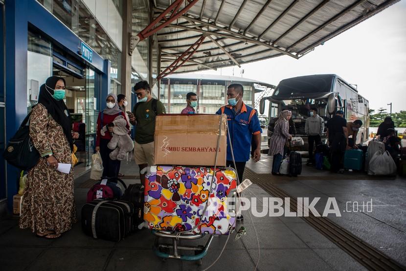 Calon penumpang menunggu kedatangan bus Antar Kota Antar Provinsi (AKAP) di Terminal Terpadu Pulo Gebang, Jakarta (ilustrasi)