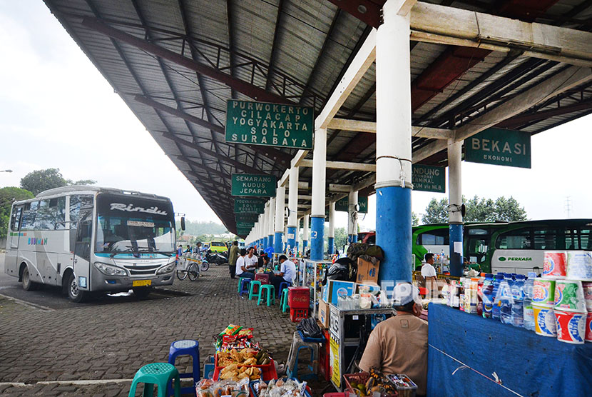 Calon penumpang menunggu kedatangan Bus Antar Kota Provinsi Antar Provinsi (AKP) di Terminal Tipe A Indihiang, Kota Tasikmalaya, Jawa Barat, Jumat (1/6).