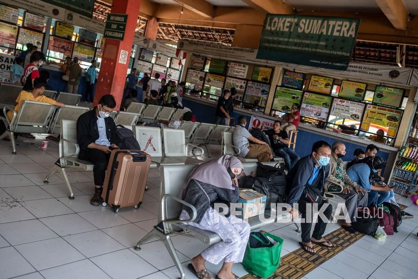 Calon penumpang menunggu kedatangan bus antarkota antarprovinsi (AKAP) di Terminal Kampung Rambutan, Jakarta, Senin (11/4/2022). Sejumlah masyarakat memilih mudik ke kampung halaman lebih awal untuk menghindari kemacetan dan harga tiket yang tinggi.