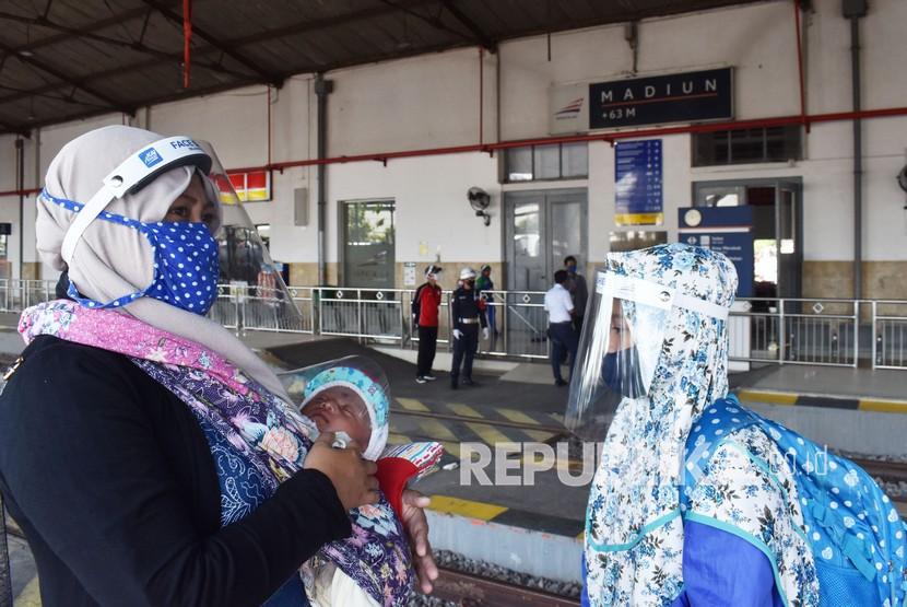 Calon penumpang menunggu kedatangan Kereta Api (KA) di Stasiun KA Madiun, Jawa Timur, Kamis (30/7/2020). Menurut data di PT KAI (Persero) Daerah Operasi (Daop) 7 Madiun jumlah penumpang yang naik maupun turun di sejumlah stasiun KA di wilayah Daop 7 Madiun pascapembatalan pemberangkatan KA selama pandemi COVID-19 berangsur mengalami peningkatan, pada 1 Juli jumlah penumpang naik 1.119 menjadi 1.683 orang pada 29 Juli 2020, begitu juga jumlah penumpang turun pada periode yang sama juga mengalami peningkatan dari 1.060 menjadi 2.163 orang.