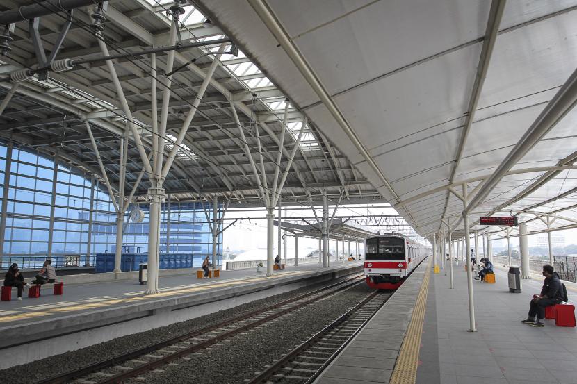Calon penumpang menunggu kedatangan kereta di Stasiun Manggarai, Jakarta. PT KCI dan Gojek meluncurkan fitur Go Transit di aplikasi Gojek, penggunaan fitur ini didasarkan pada kebutuhan pelayanan pembelian tiket antar moda hanya dalam satu aplikasi. 