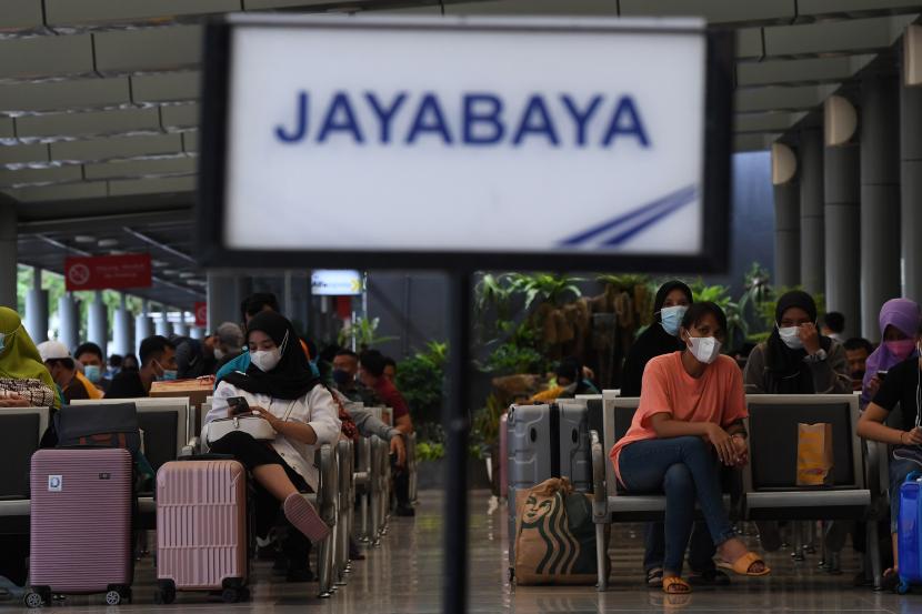 Calon penumpang menunggu kedatangan keretanya di Stasiun Pasar Senen, Jakarta Pusat, Kamis (7/4/2022). Presiden Joko Widodo memperkirakan sekitar 85 juta orang akan mudik Lebaran pada tahun 2022 ini dan sekitar 14 juta diantaranya berasal dari Jabodetabek.