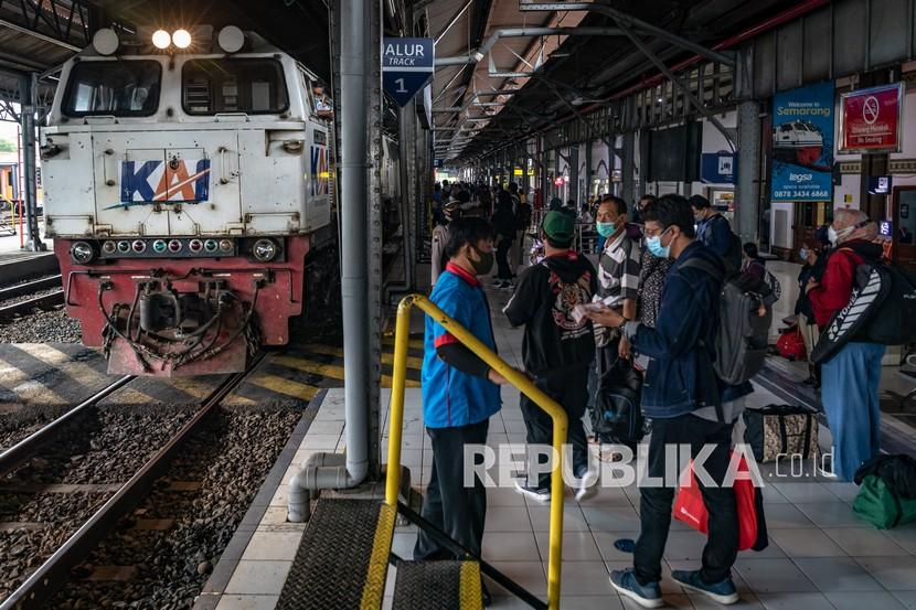 Calon penumpang menunggu kedatangan rangkaian kereta api di Stasiun Tawang, Semarang, Jawa Tengah (ilustrasi) 