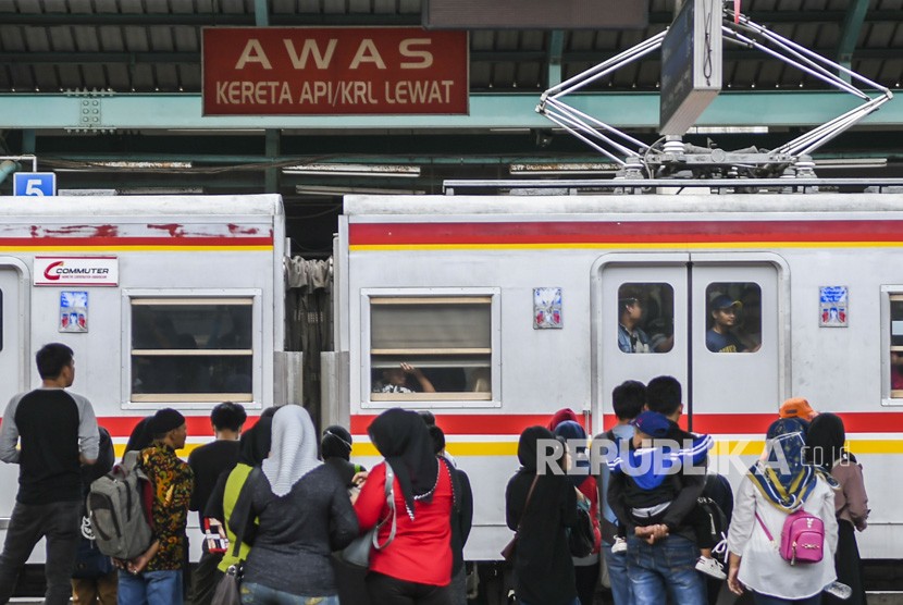 Calon penumpang menunggu KRL di Stasiun Manggarai, Jakarta, jumat (25/10/2019).