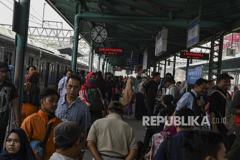 Calon penumpang menunggu KRL Jabodetabek di Stasiun Manggarai, Jakarta, Rabu (9/10/2019). 