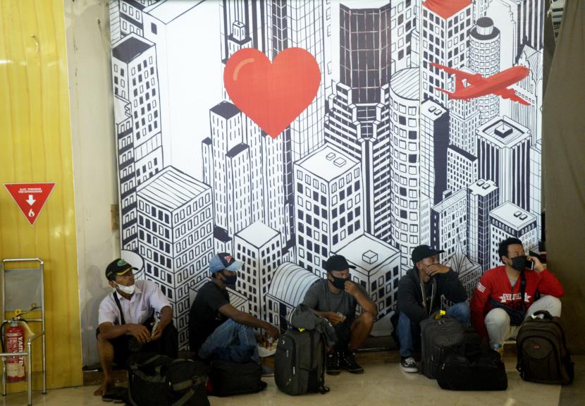 Calon penumpang menunggu penerbangan di Bandara Internasional Sultan Hasanuddin, Kabupaten Maros, Sulawesi Selatan, Rabu (27/4/2022). Dokter ingatkan masyarakat untuk jalankan protokol kesehatan untuk cegah penularan Covid-19.