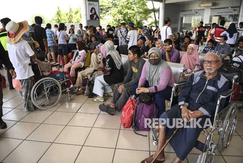 Calon penumpang menunggu penerbangan di Bandara Mutiara Sis Al-Jufri, Palu, Sulawesi Tengah, Rabu (3/10).