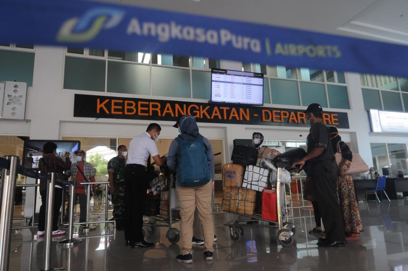 Calon penumpang menunjukkan dokumen kepada petugas di Bandara Adi Soemarmo, Boyolali, Jawa Tengah.
