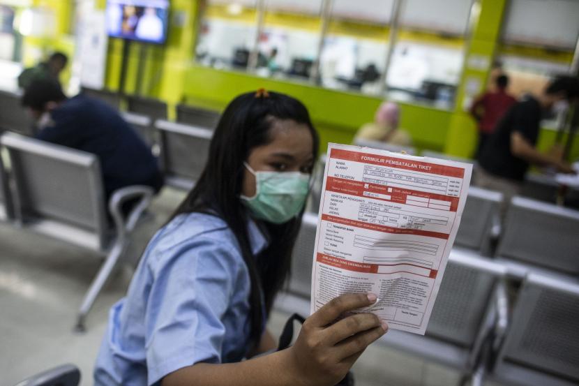 Calon penumpang menunjukkan formulir pembatalan tiket kereta api di Stasiun Gambir, Jakarta, Senin (18/5/2020). Presiden Joko Widodo menyatakan bahwa dalam beberapa minggu ke depan, pemerintah masih tetap berfokus pada upaya pengendalian wabah COVID-19 melalui larangan mudik dan mengendalikan arus balik. 